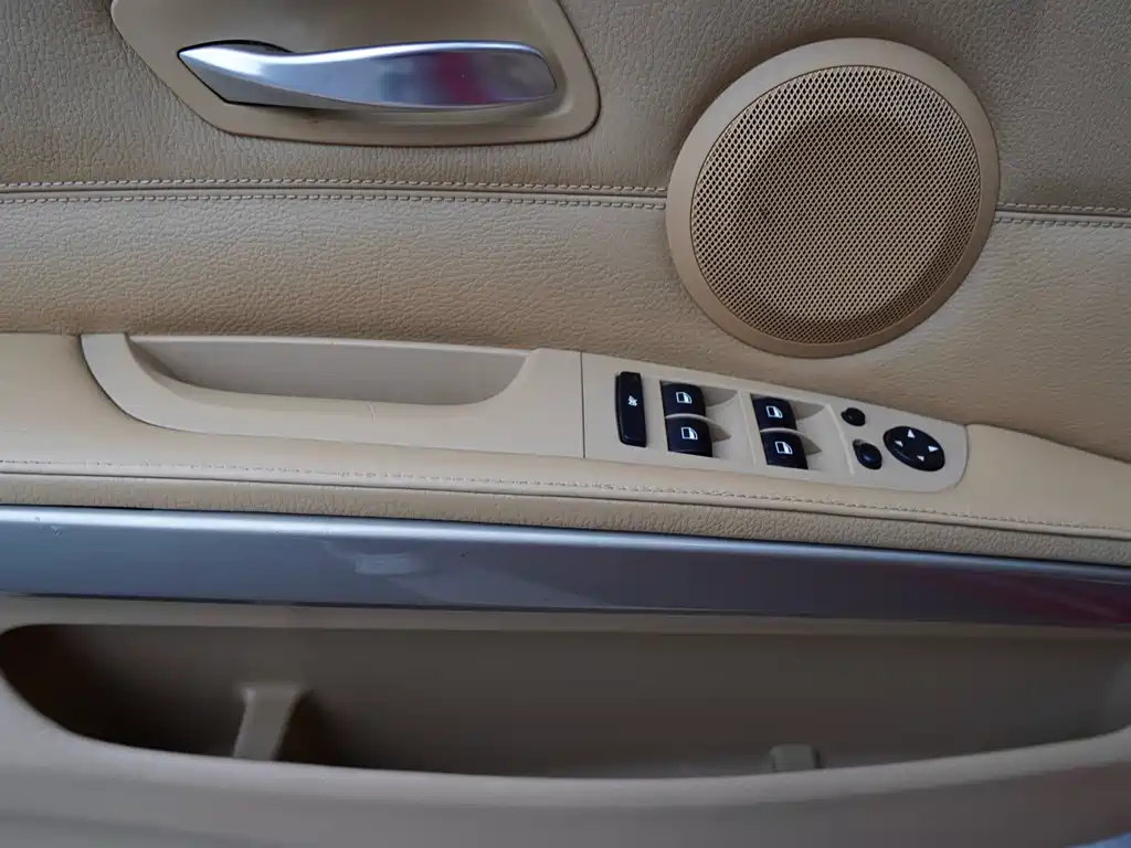 BMW 3 Series 2011 — фото 19