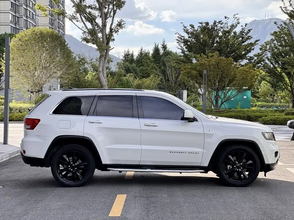 Jeep Grand Cherokee 2012 — фото 19