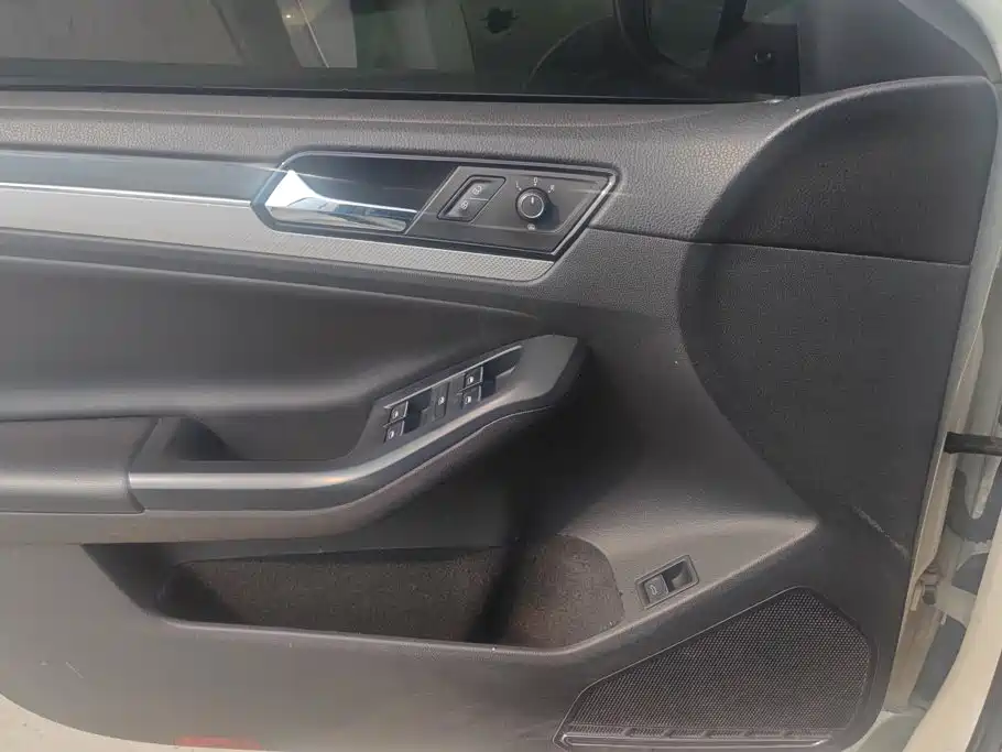 Volkswagen Sagitar 2016