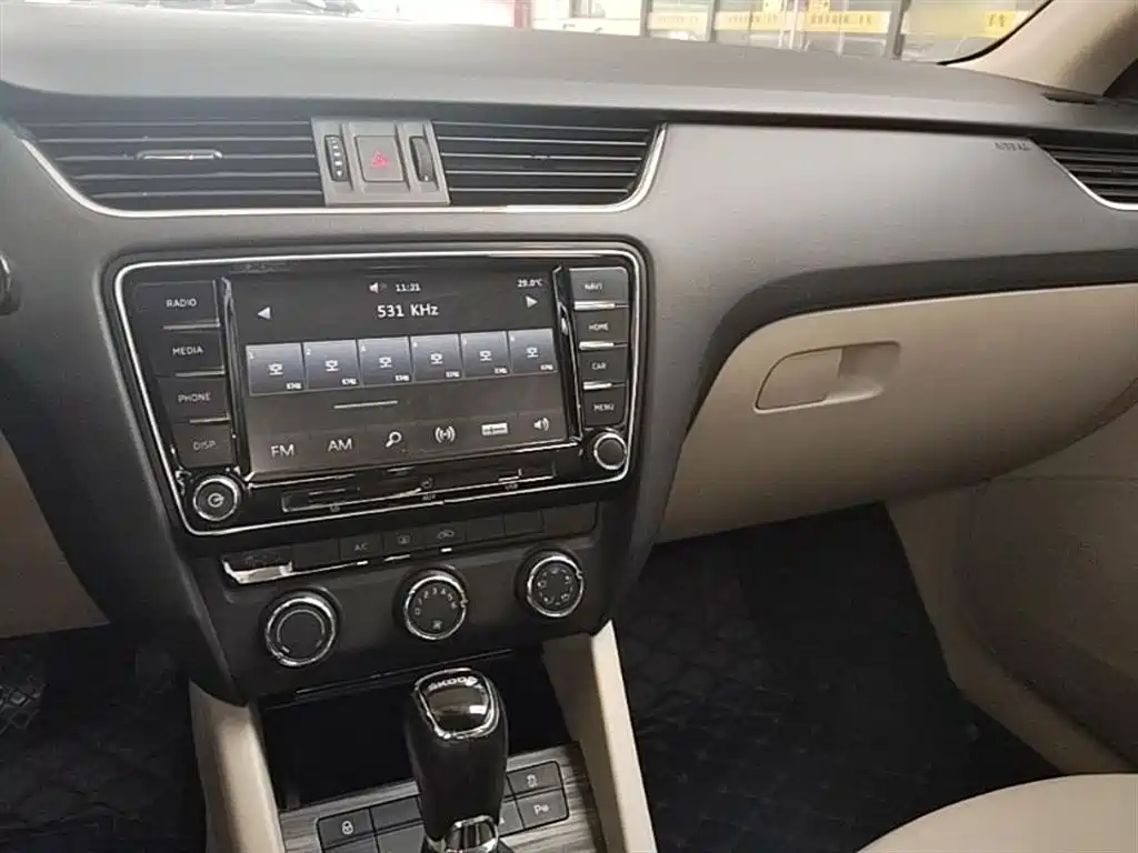 Skoda Octavia 2015 — фото 10