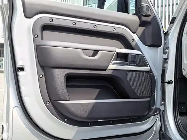 Land Rover Defender 2020