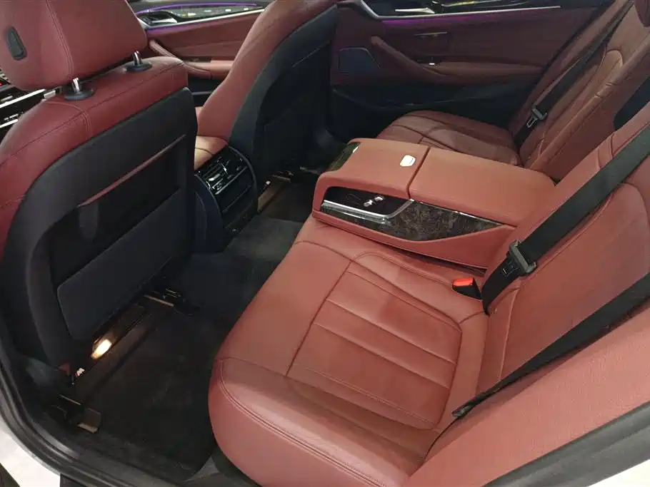 BMW 5 Series 2019 — фото 11