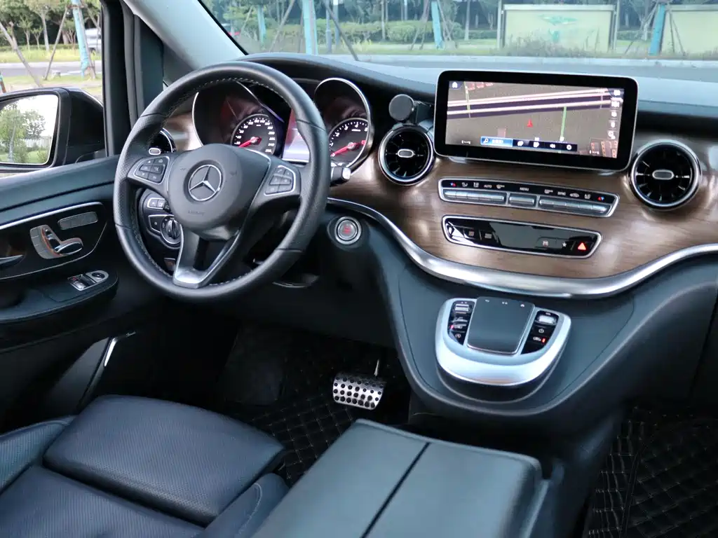 Mercedes-Benz V-Class 2023 — фото 25