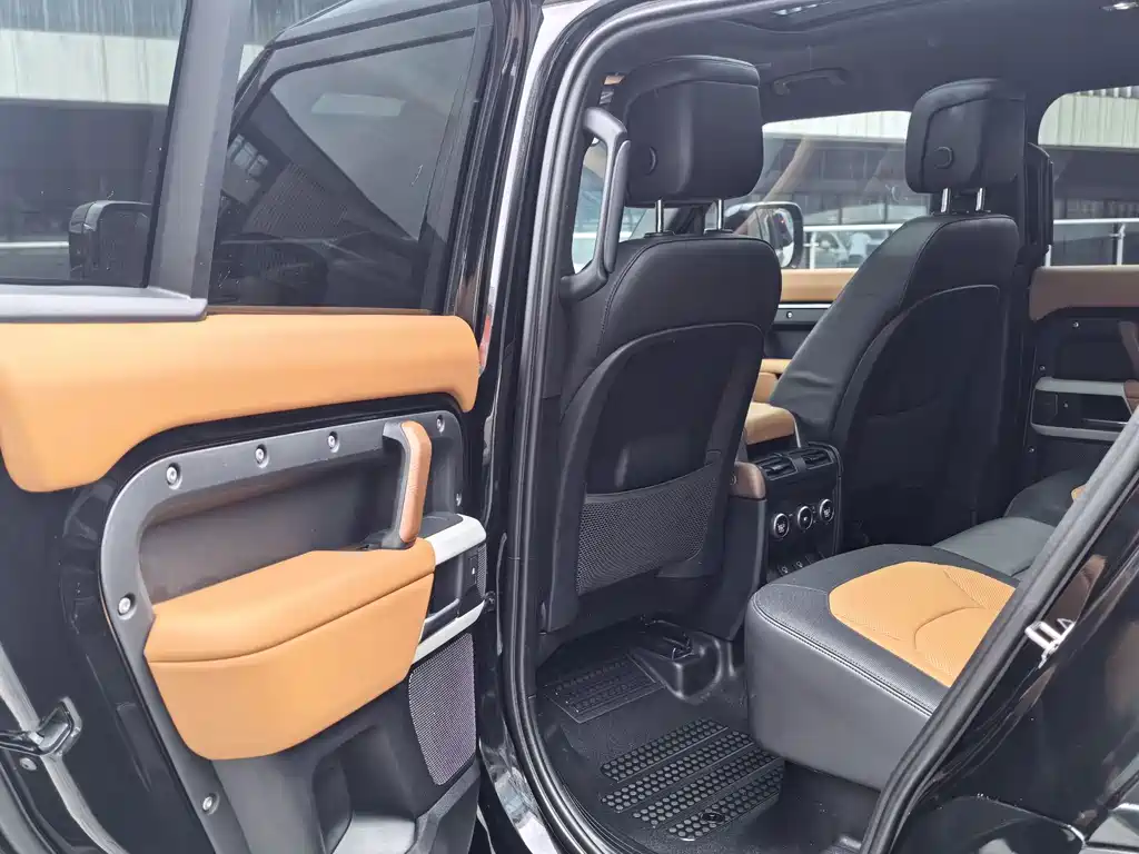 Land Rover Defender 2024 — фото 11