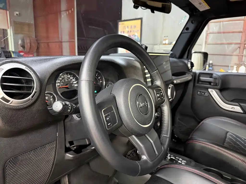 Jeep Wrangler 2012 — фото 9