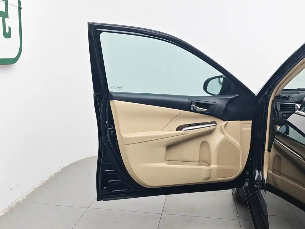 Toyota Camry 2015 — фото 8
