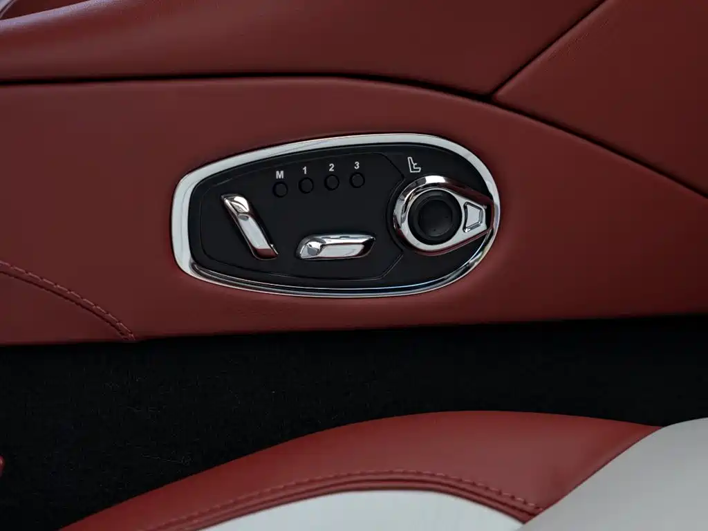 Aston Martin DBS 2019 — фото 14