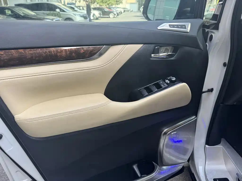 Toyota Alphard 2023 — фото 13