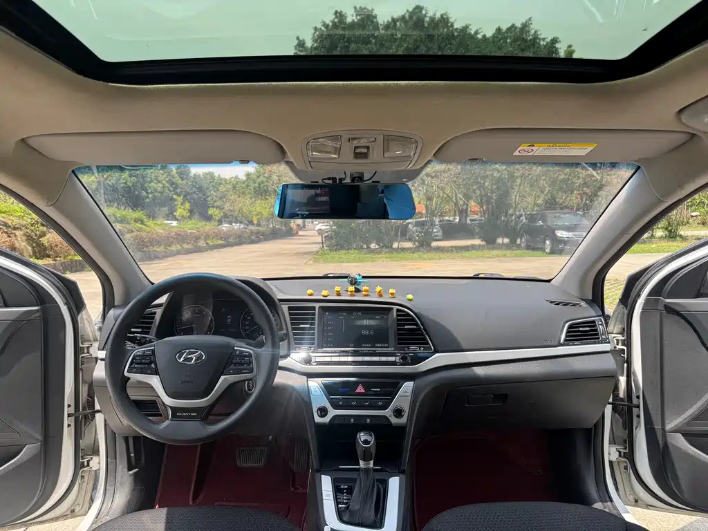 Hyundai Elantra 2016 — фото 9
