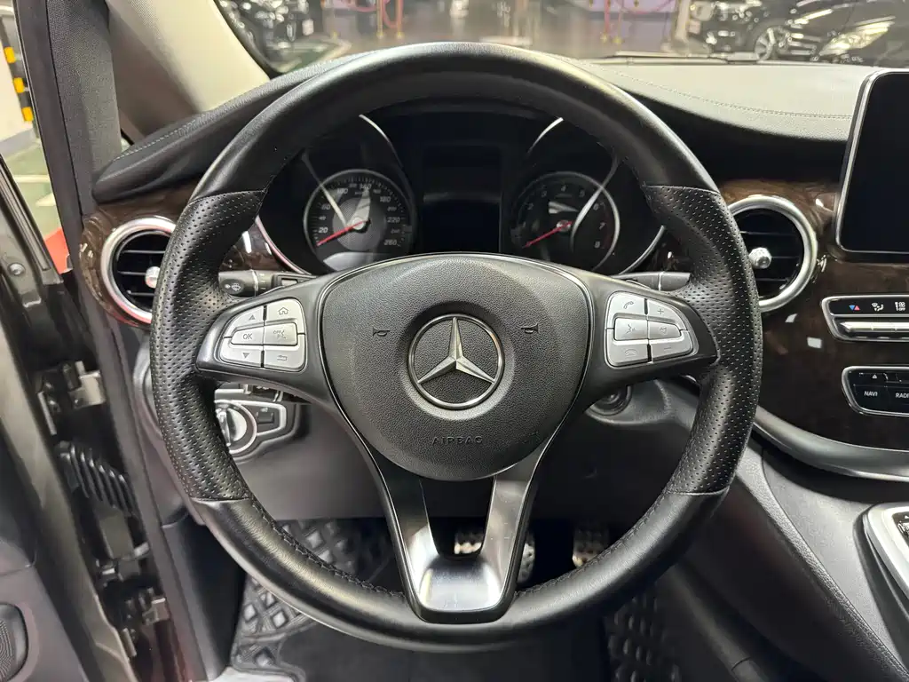 Mercedes-Benz V-Class 2018 — фото 15