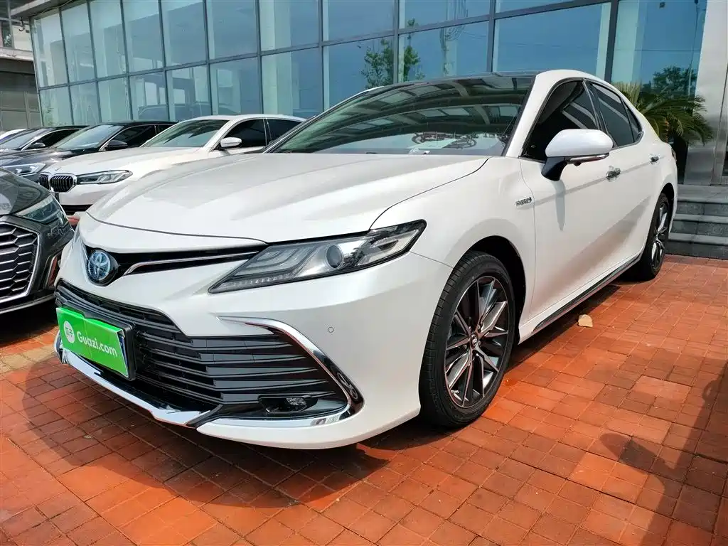 Toyota Camry 2023 — фото 2