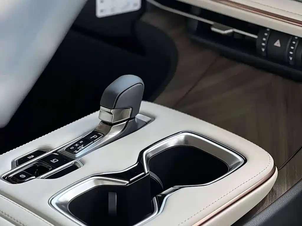 Lexus LM — фото 12