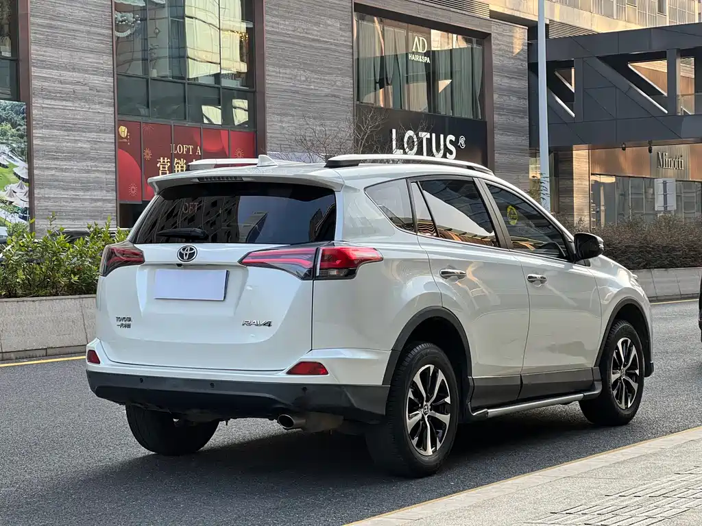Toyota RAV4 2018 — фото 19
