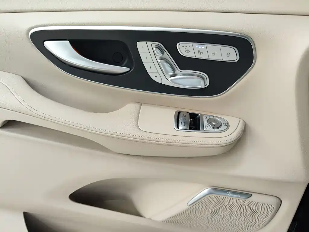 Mercedes-Benz V-Class 2021 — фото 17