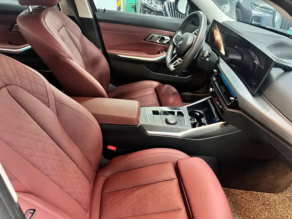 BMW 3 Series 2025 — фото 11