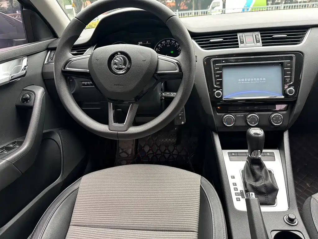 Skoda Octavia 2017 — фото 10