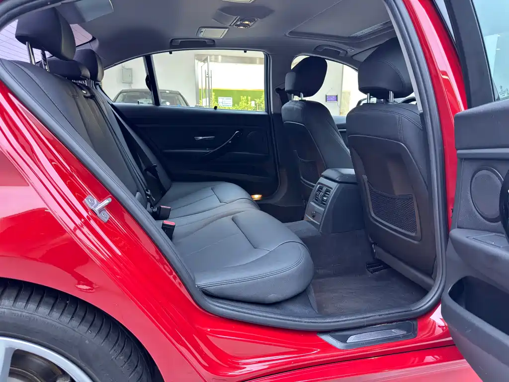 BMW 3 Series 2018 — фото 19
