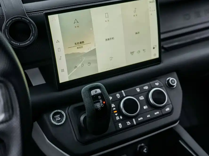Land Rover Defender 2023 — фото 19