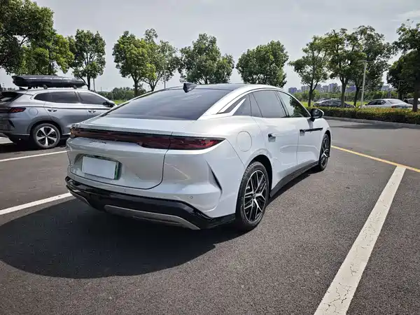 BYD Han L 2025