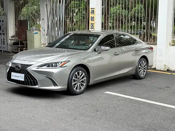 Lexus ES 2022