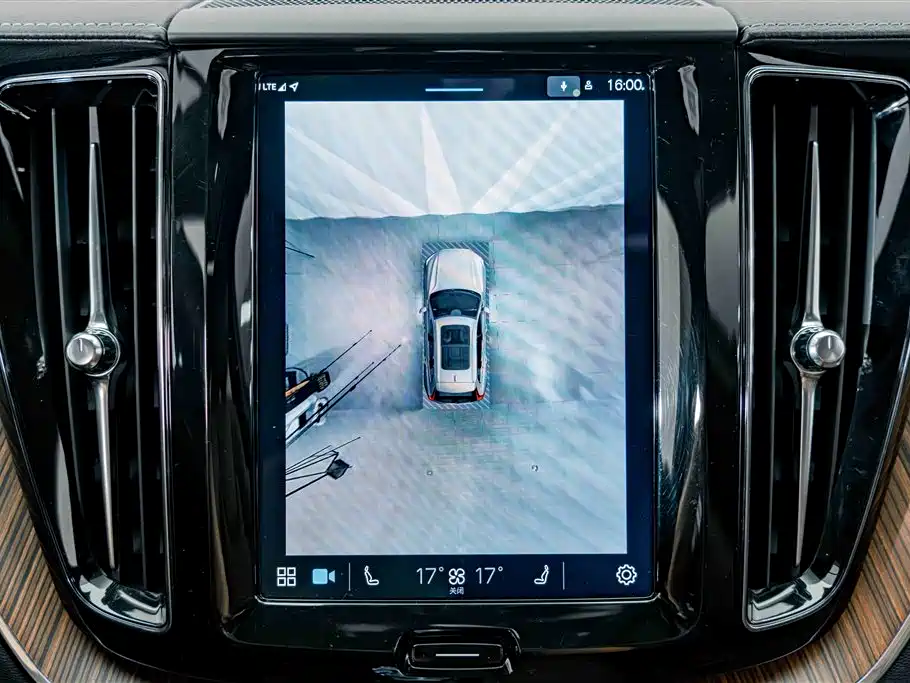 Volvo XC60 Plug-In Hybrid 2025 — фото 11
