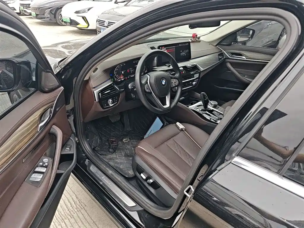 BMW 5 Series 2023 — фото 16