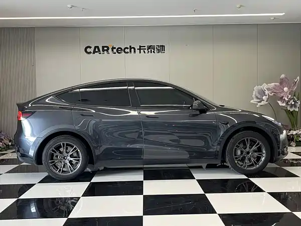 Tesla Model Y 2025