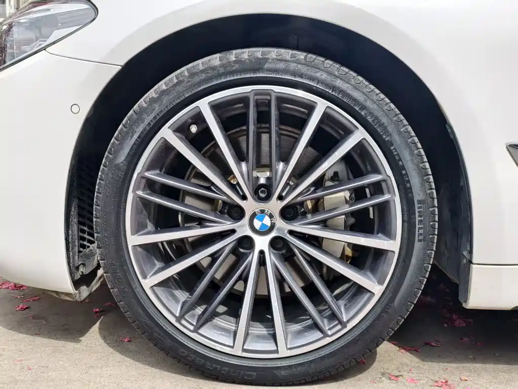 BMW 5 Series 2021 — фото 16
