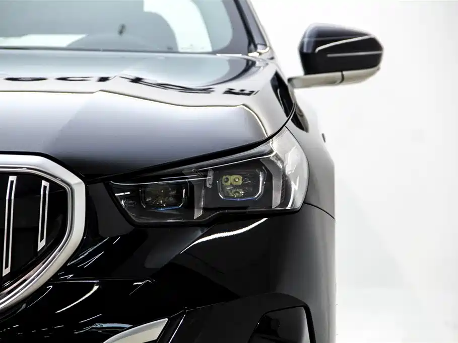 BMW 5 Series 2025 — фото 10