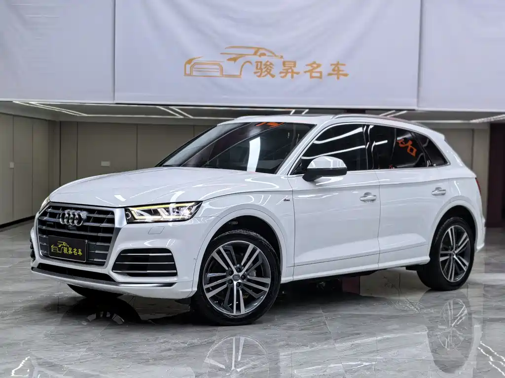 Audi Q5L 2020 — фото 1