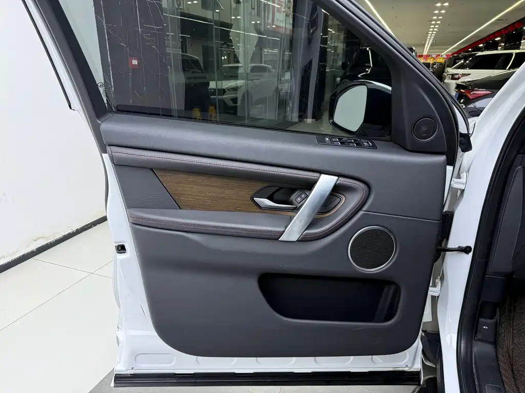 Land Rover Discovery Sport 2023 — фото 9