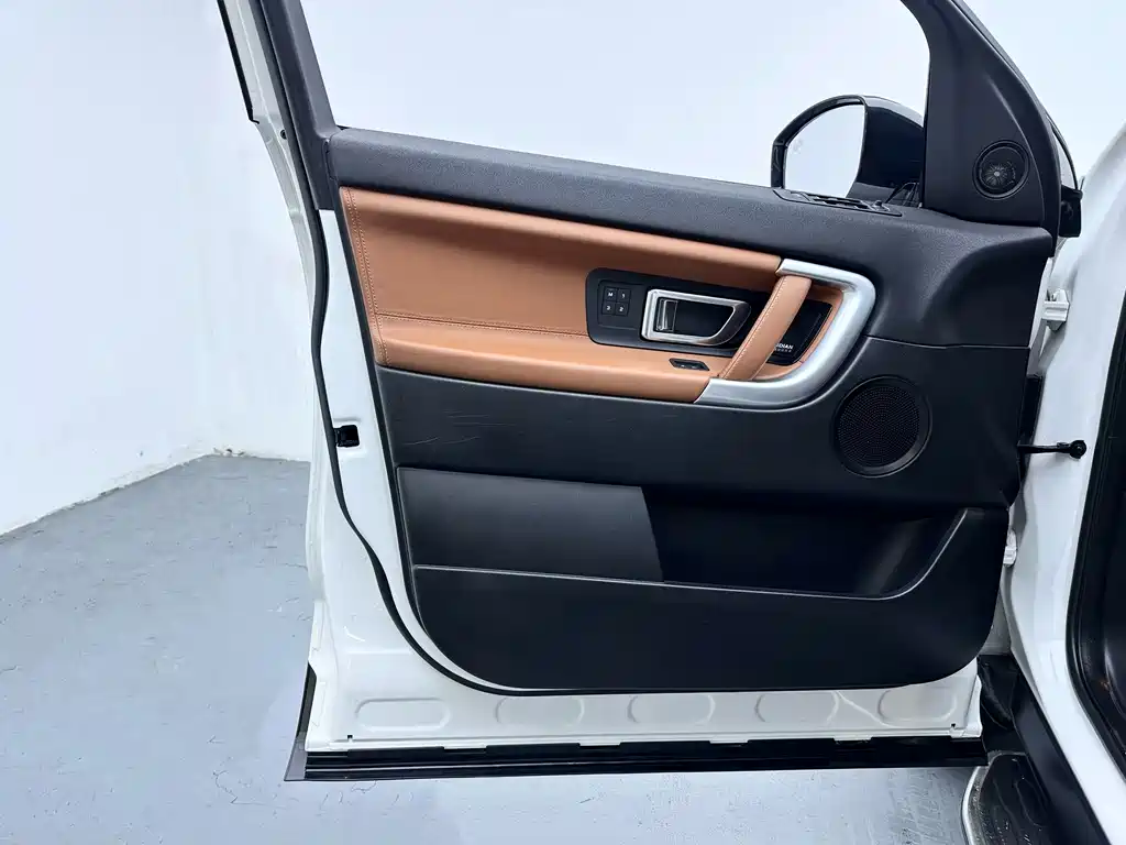 Land Rover Discovery Sport 2017 — фото 11