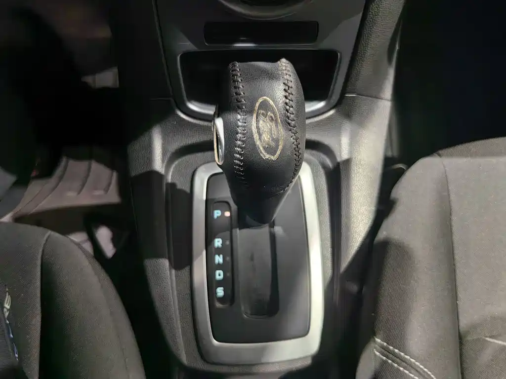 Ford Fiesta 2014 — фото 18