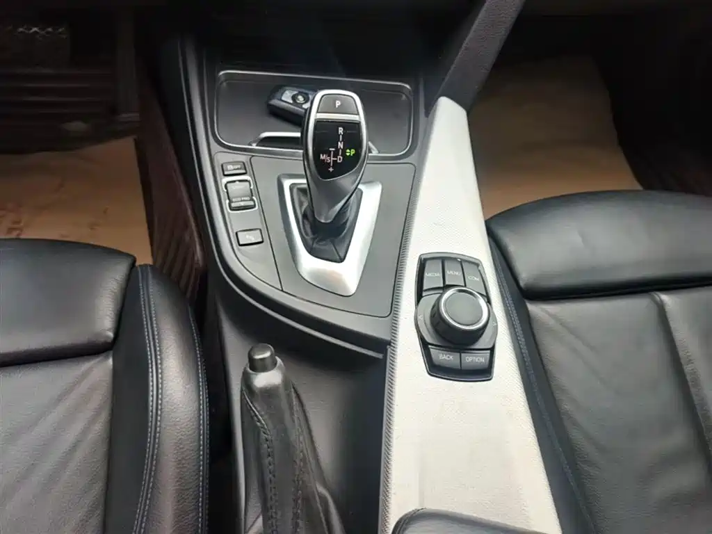 BMW 3 Series 2018 — фото 14