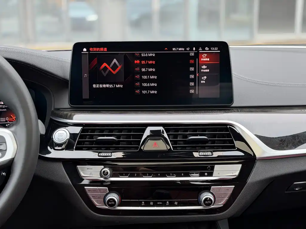 BMW 5 Series 2022 — фото 13