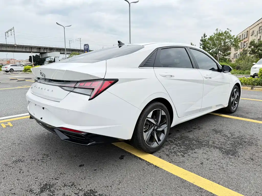 Hyundai Elantra 2022