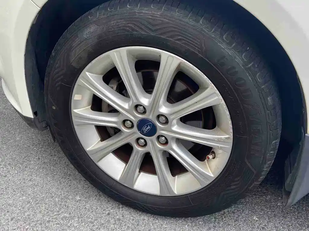 Ford Focus 2014 — фото 10