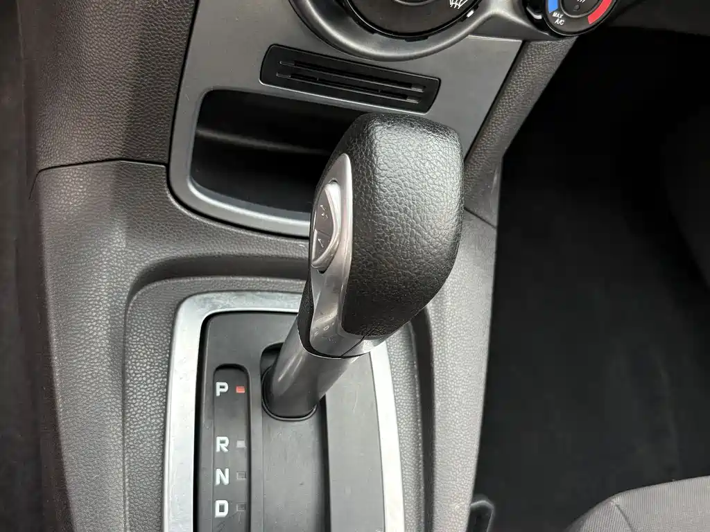 Ford Fiesta 2014 — фото 19