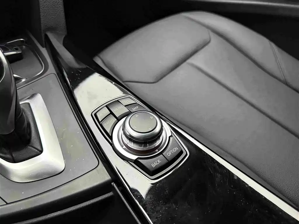 BMW 3 Series 2017 — фото 17