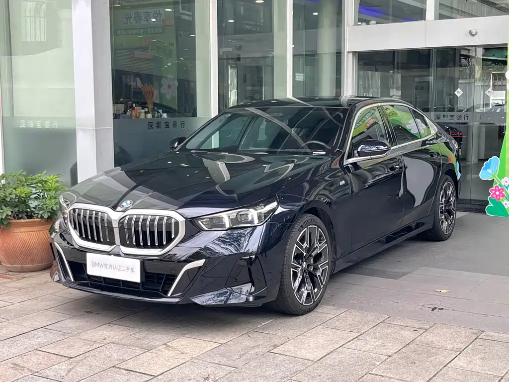 BMW 5 Series 2025 — фото 1