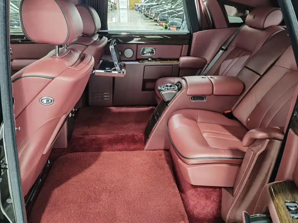 Rolls-Royce Phantom 2016 — фото 12