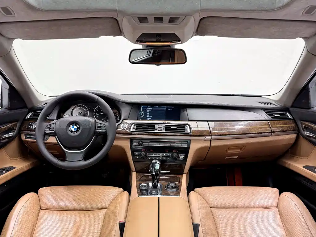 BMW 7 Series 2012 — фото 17