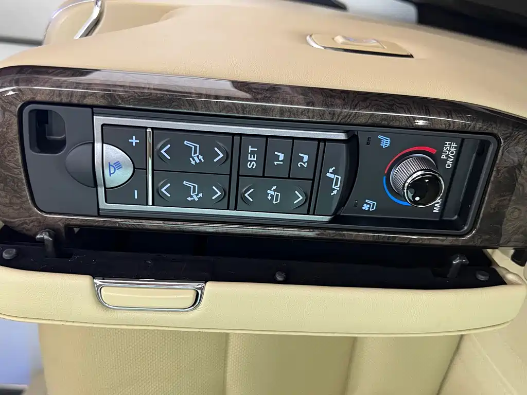 Toyota Alphard 2020 — фото 29