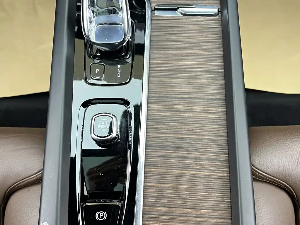 Volvo XC60 2022 — фото 16