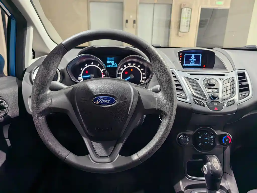 Ford Fiesta 2014 — фото 12