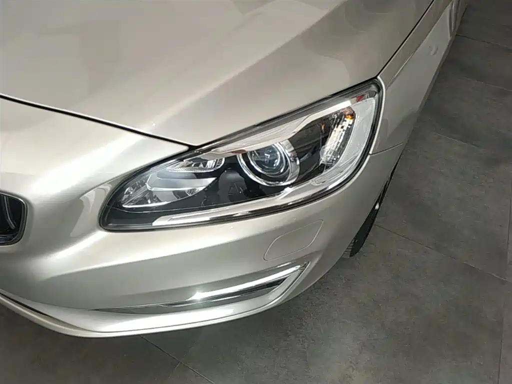 Volvo S60 2018 — фото 24