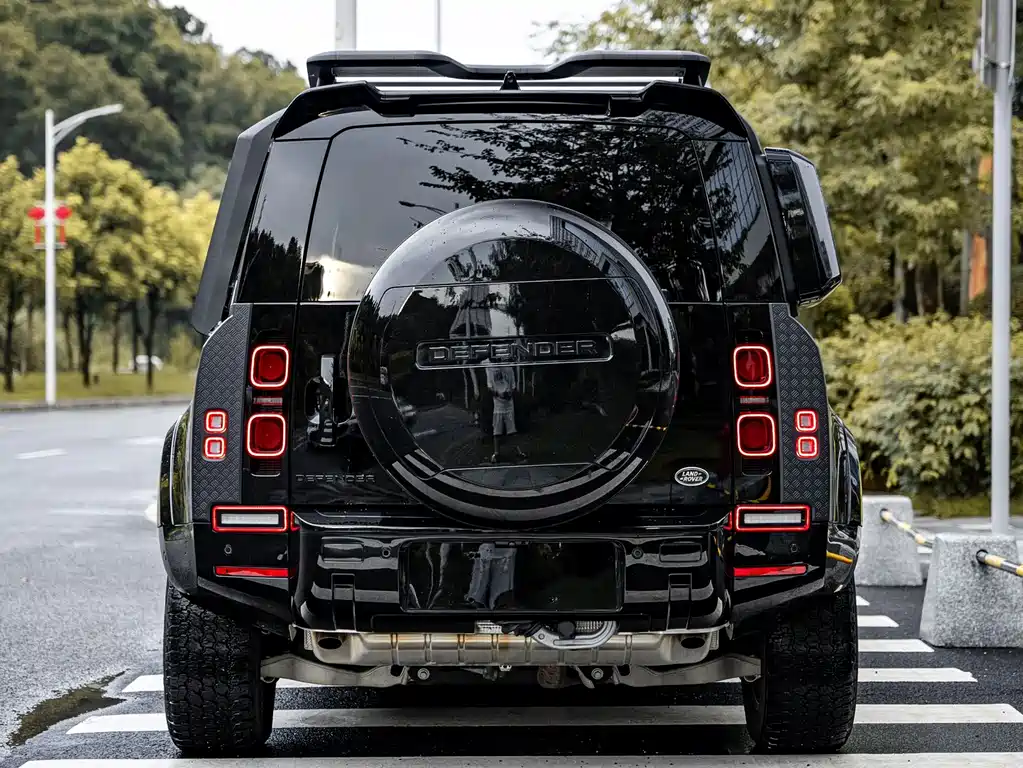 Land Rover Defender 2023 — фото 16