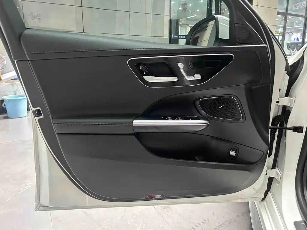 Mercedes-Benz C-Class 2025