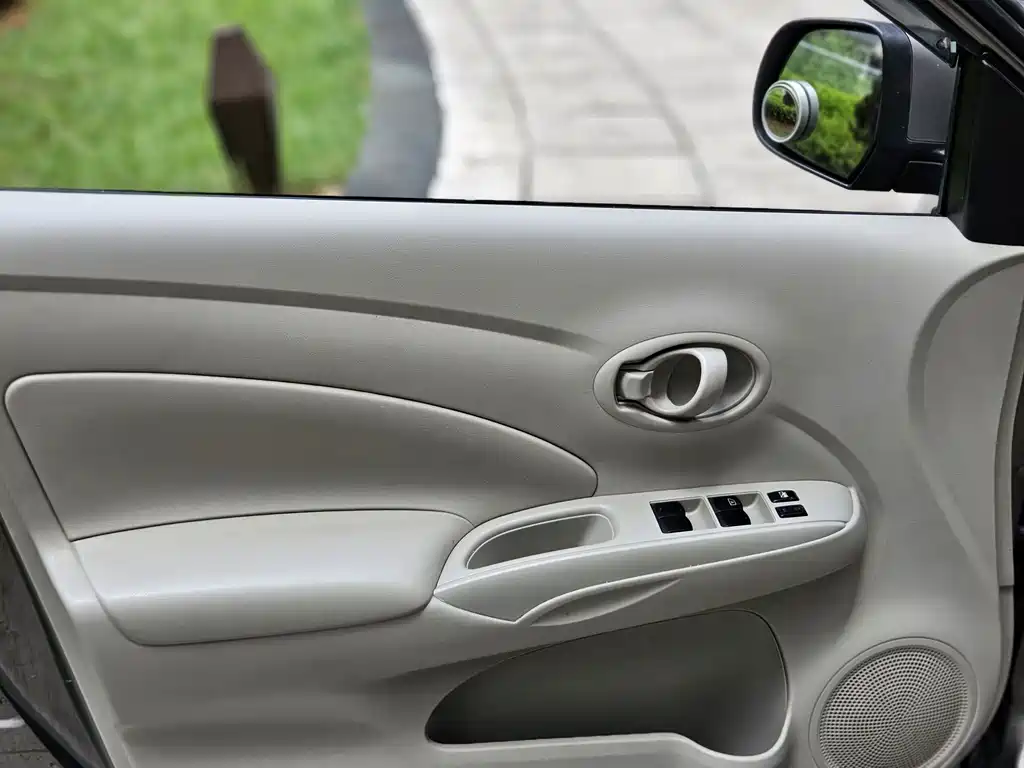 Nissan Sunny 2012 — фото 18