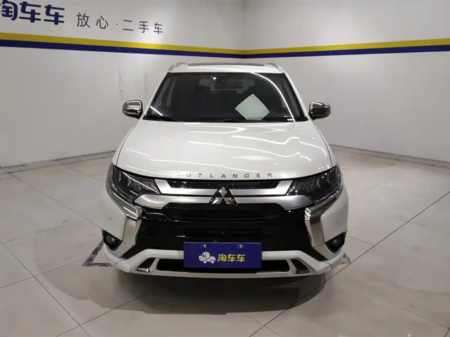 Mitsubishi Outlander 2021 — фото 2